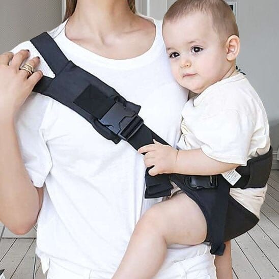 Maman portant son bébé en CâlinWrap : une écharpe évolutive pour des moments complices durables