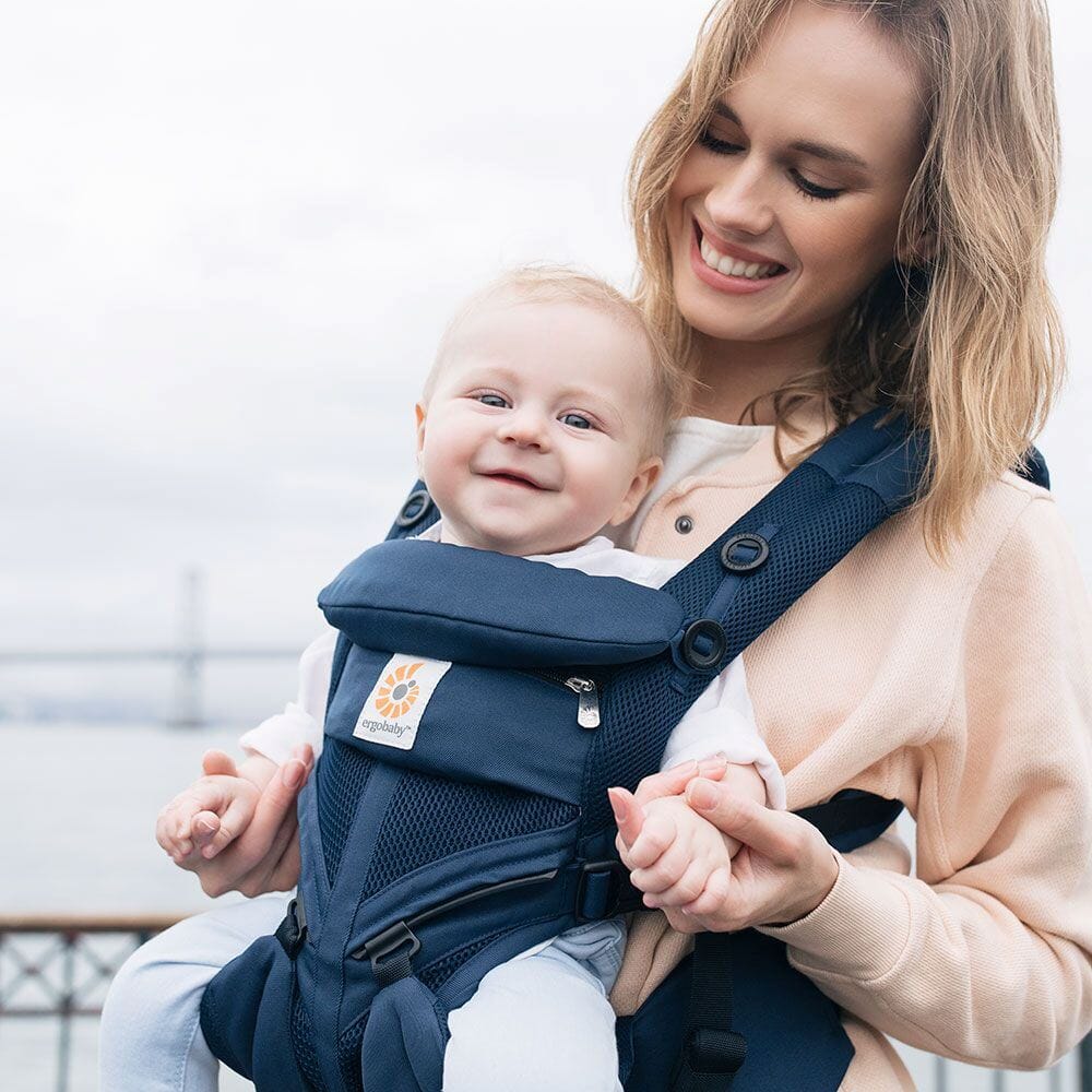 Porte Bébé Ergonomique Tendressence confortable Bébé face au monde et maman souriante profitent d'une balade complice.