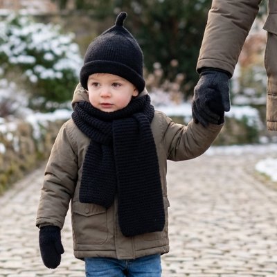 Bonnet bébé Aube respirant noir — papa qui marche main dans la main avec son bébé en hiver