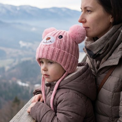 Bonnet bebe ultra-doux Gaules — maman et fille contemplent les montagnes enneigées ensemble