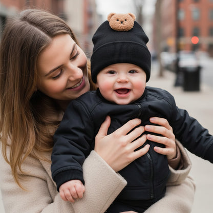 Bonnet bebe extra-doux Nounou™ — maman admire son bébé qui rit aux éclats, bonheur pur