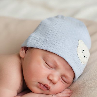 Bonnet bébé Trilli respirant et extra-doux pour un sommeil serein dans son petit lit.