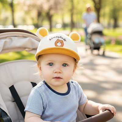 Casquette bébé Sorelio bébé en poussette portant une casquette Sorelio anti-UV pour une sortie sécurisée au soleil