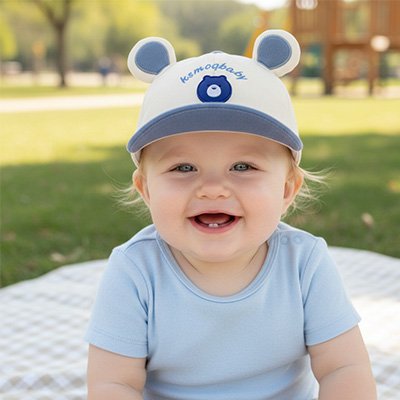 Casquette bébé Sorelio Protection solaire au parc : bébé rit aux éclats avec sa casquette idéale pour jouer en toute sécurité dans le gazon