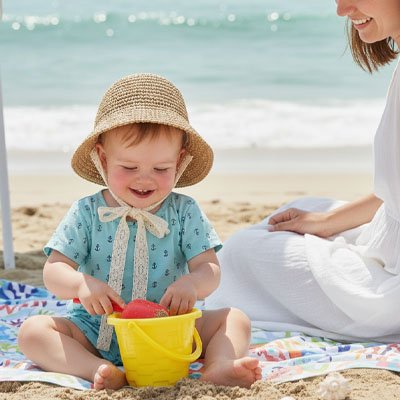 Chapeau bébé Velmora fraîcheur et protection pour bébé sur la plage.