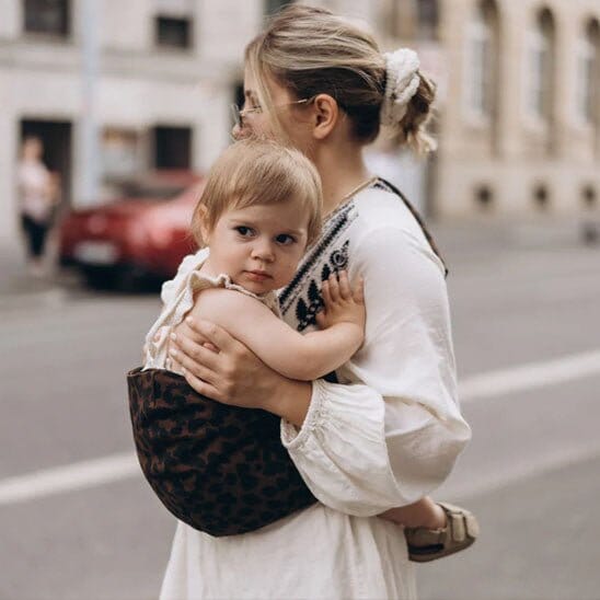 charpe de portage Douxora ergonomique : une assise parfaite sur la hanche pour le confort de maman et bébé