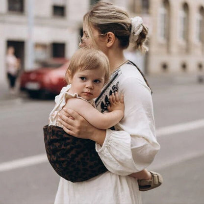 charpe de portage Douxora ergonomique : une assise parfaite sur la hanche pour le confort de maman et bébé