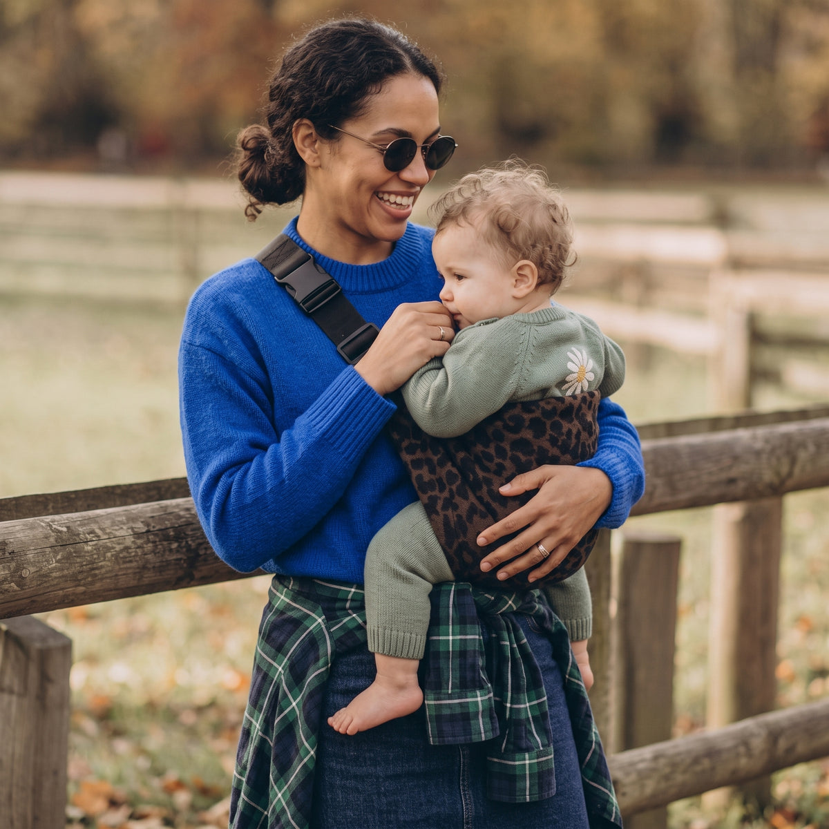 Écharpe de portage Douxora™ — maman et bébé complices à la ferme