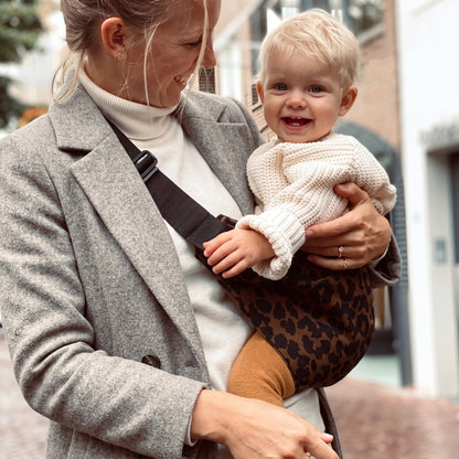 Écharpe de portage Douxora™ — maman regarde tendrement bébé dans l'écharpe