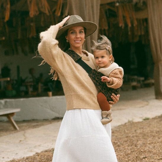 Écharpe de portage Douxora nomade et légère, l'accessoire indispensable pour vos vacances avec bébé