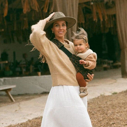 Écharpe de portage Douxora nomade et légère, l'accessoire indispensable pour vos vacances avec bébé