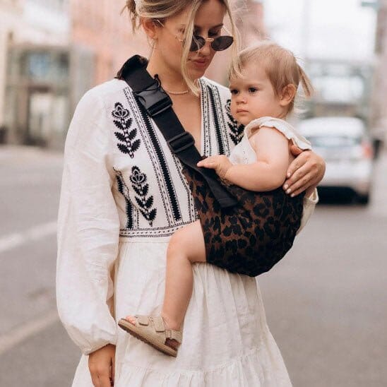 Écharpe de portage Douxora motif Léopard, un sling universel et tendance pour porter bébé sur la hanche
