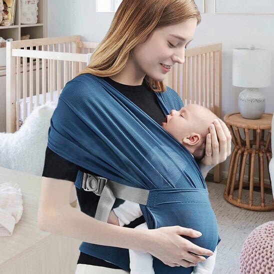 Écharpe de Portage LibertéActive la douceur d'admirer bébé qui dort sereinement contre vous
