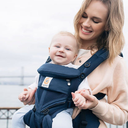 Porte Bébé Ergonomique Tendressence confortable Bébé face au monde et maman souriante profitent d'une balade complice.