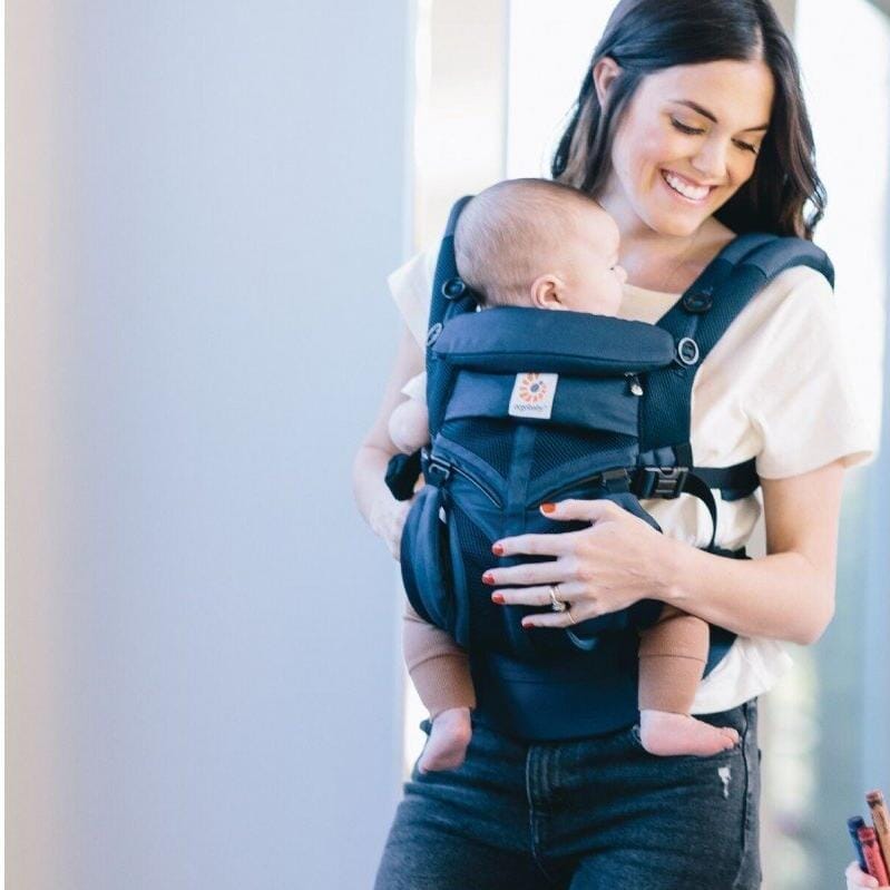 Porte Bébé Ergonomique- Tendressence respirant. Maman et bébé partagent un moment complice en toute fraîcheur