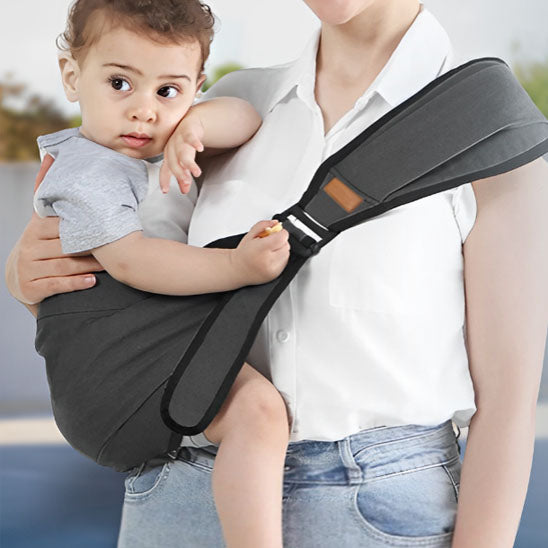 Porte bébé Luminid™ - Gris fonce confortablement assis contre maman