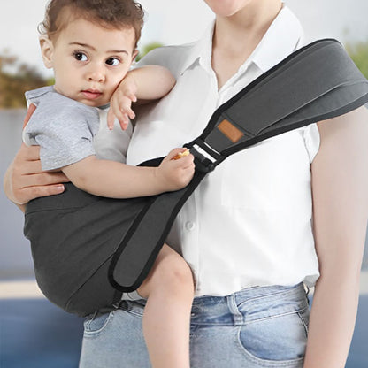 Porte bébé Luminid™ - Gris fonce confortablement assis contre maman