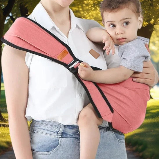 Porte bébé Luminid™ -Rose confortablement assis avec maman