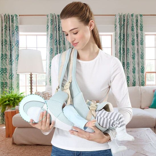 Porte Bebe Petit Complice Maman admire bébé qui dort. Portage physiologique et tissu aéré pour un sommeil frais