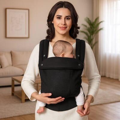 Porte Bebe SécuCâlins évolutif tout en regardant son fils. Portage pratique et complice