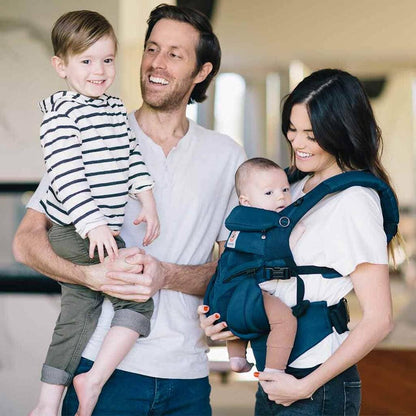 Porte Bébé Ergonomique- Tendressence maman et sa famille profitent d'une balade. Un soutien parfait et naturel
