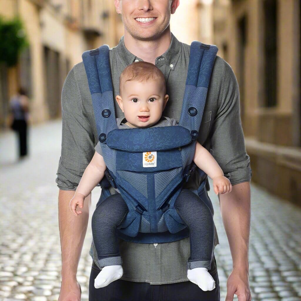 Porte Bebe Velour papa porte bébé face au public en position physiologique M. Confort et sécurité garantis.