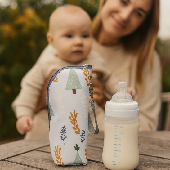 Porte biberon nomade CoconLait™ Maman et bébé profitent du parc les mains libres