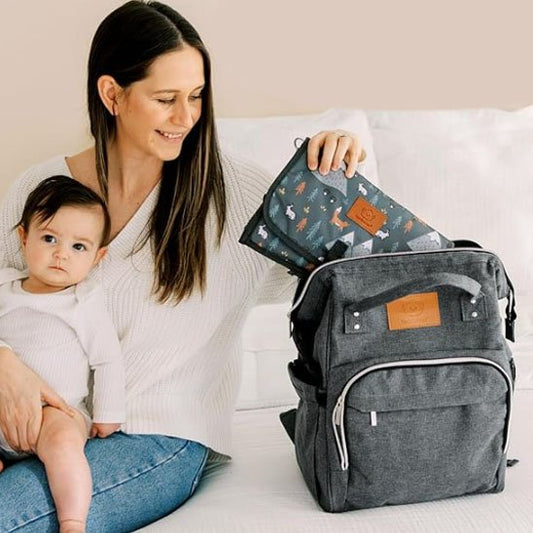 Sac à dos à langer Auvancy ergonomique avec sa pochette de rangement intégrée. Design physiologique et pratique pour parents
