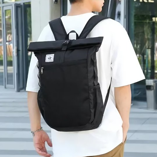 Sac a dos voyage compact utilisé par un garçon en voyage