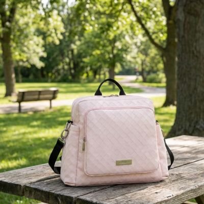 Sac à Langer Bébé Activyl pratique sur une table de pique-nique, illustrant son format compact et son design élégant en extérieur.