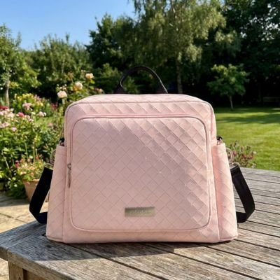 Sac à Langer Bébé Activyl élégant et stylé sur une table de pique-nique, alliant utilité et raffinement pour les sorties en famille.