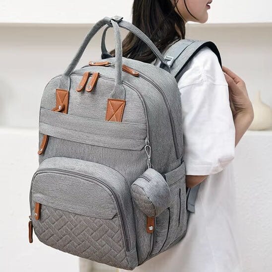 Sac à langer MamanZen gris multi-compartimenté pour une organisation optimale de bébé.