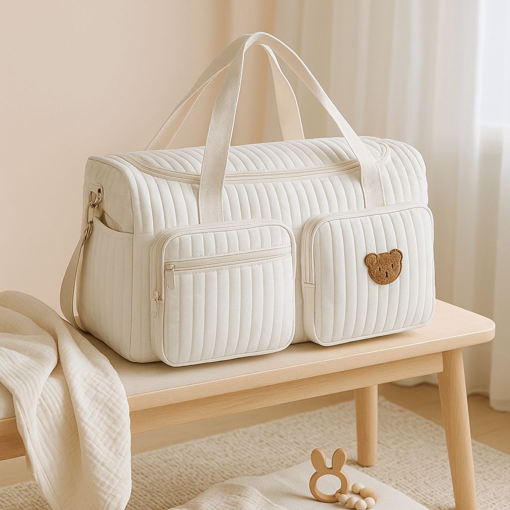 Sac à langer Mavelys le design intemporel avec un adorable ourson sur la poche