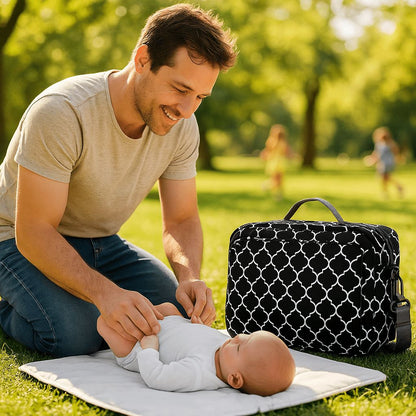 Sac à Langer PetitAuréa format compact utilisé par un papa au parc