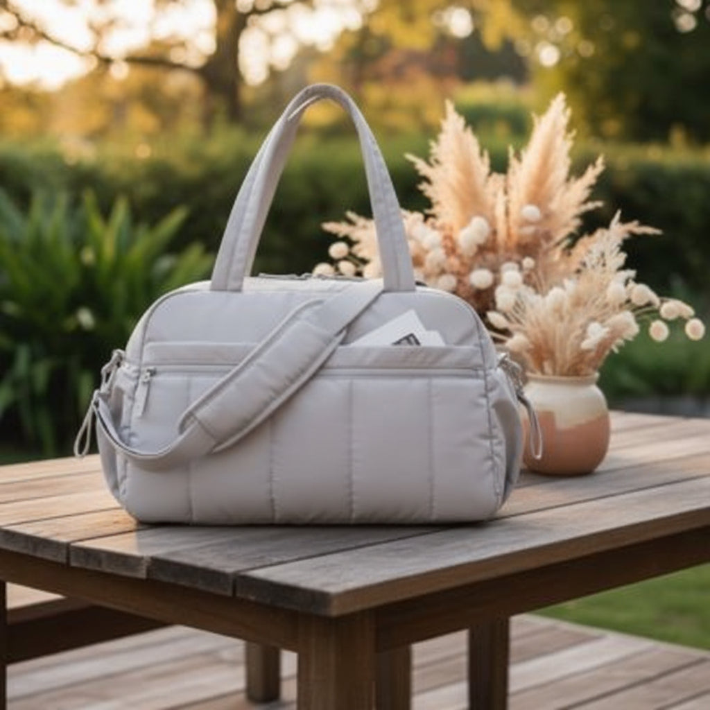 Sac à langer Yunibag pratique — posé sur une table en extérieur