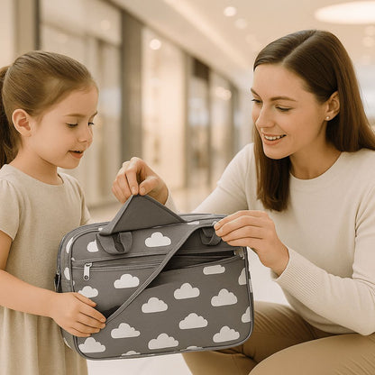 Sac de Voyage LuniBag pratique maman et sa fille explorent le contenu. Idéal pour des escapades familiales sereines