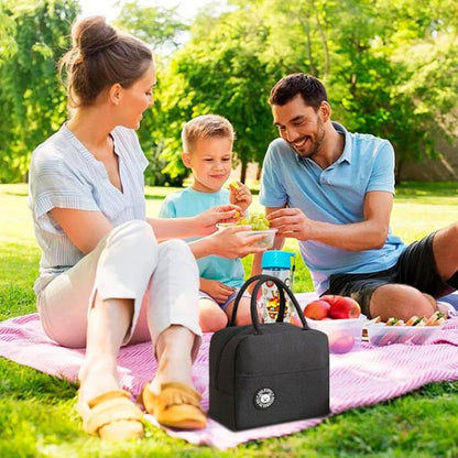 Sac Isotherme Liberbox parents et enfants mangent au parc avec leur lunch box.