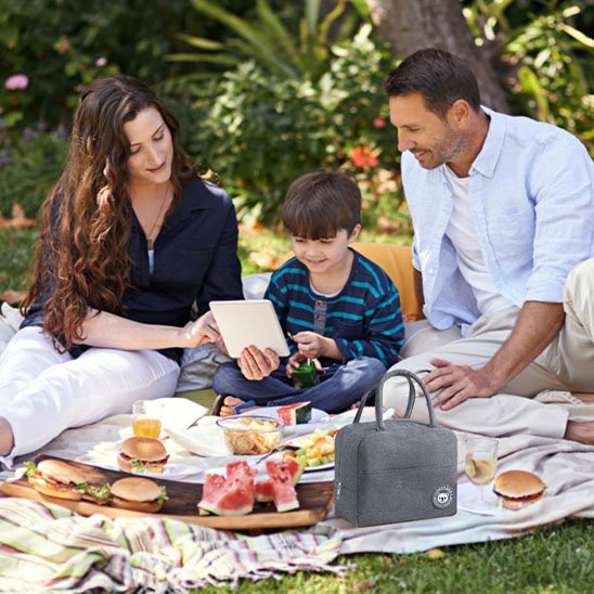 Sac Isotherme famille en pique-nique profitant du temps ensemble avec leur lunch box.
