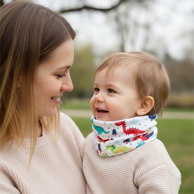 Tour de cou bébé Plume™ — sans cordon beauté complice de maman et bébé qui se regardent